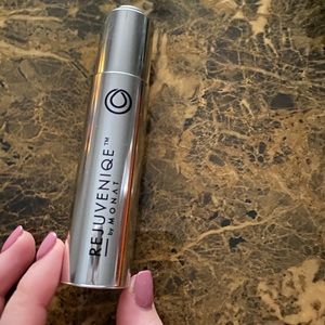 Monat Rejuveniqe Oil